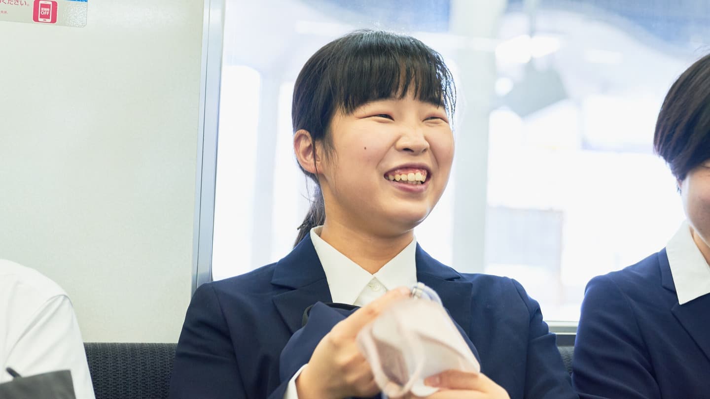 就職先の企業を訪問する様子