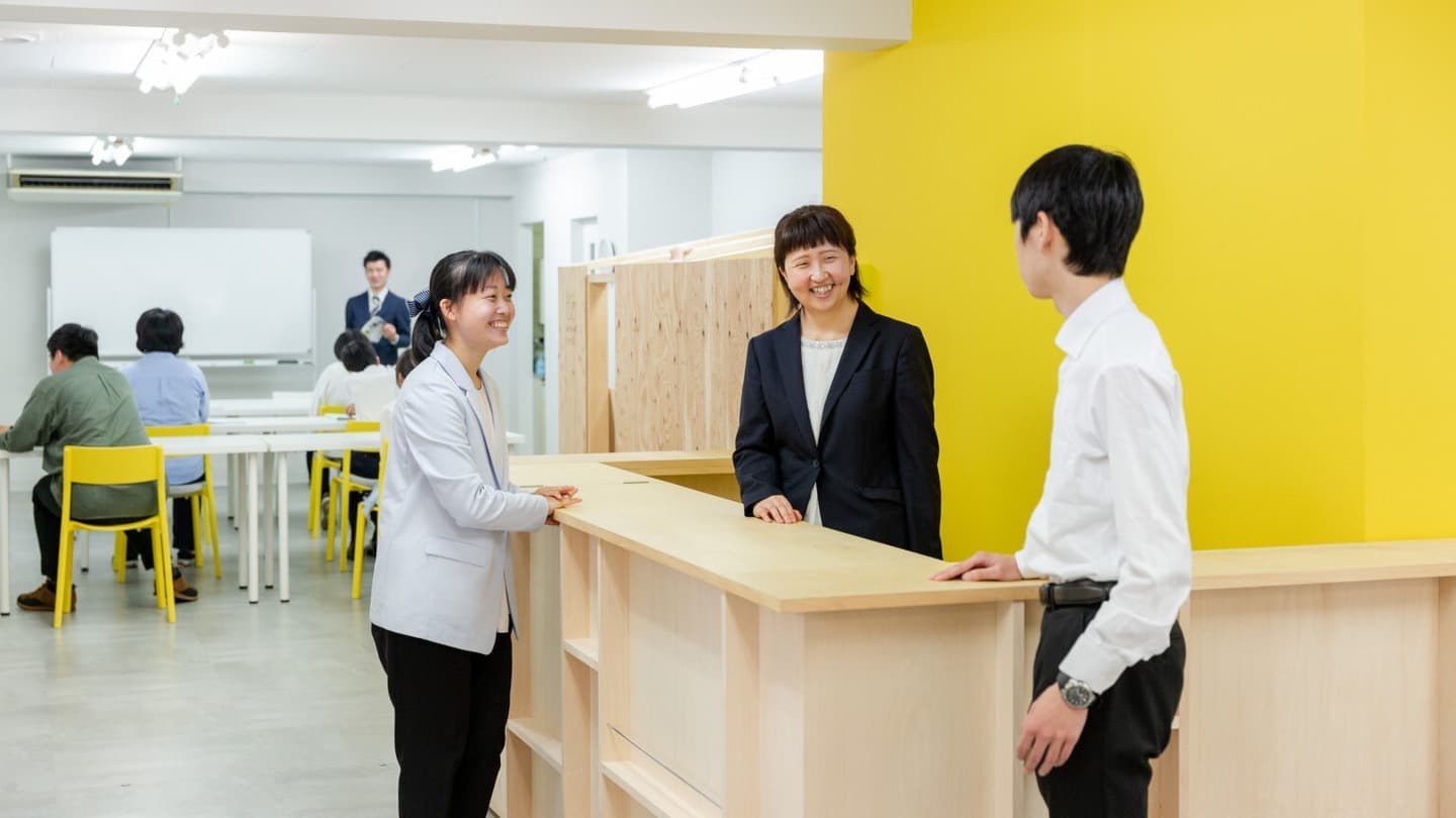 み・らいずワークスの校舎で話す生徒とスタッフ